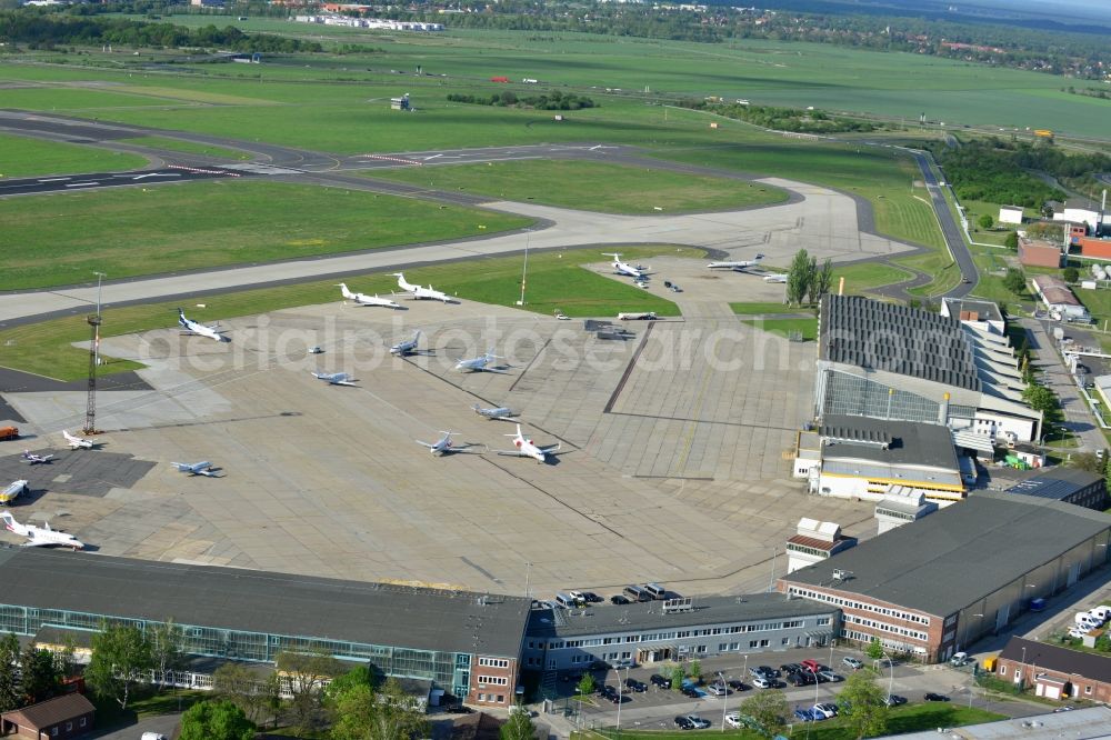 Aerial photograph Schönefeld - South part of the Airport Berlin-Schoenefeld in Schoenefeld in the state of Brandenburg. Several maintenance buildings, hangars and other halls are located in the South of the runway. Several planes are visible on the pre-field of the semi-circular compound