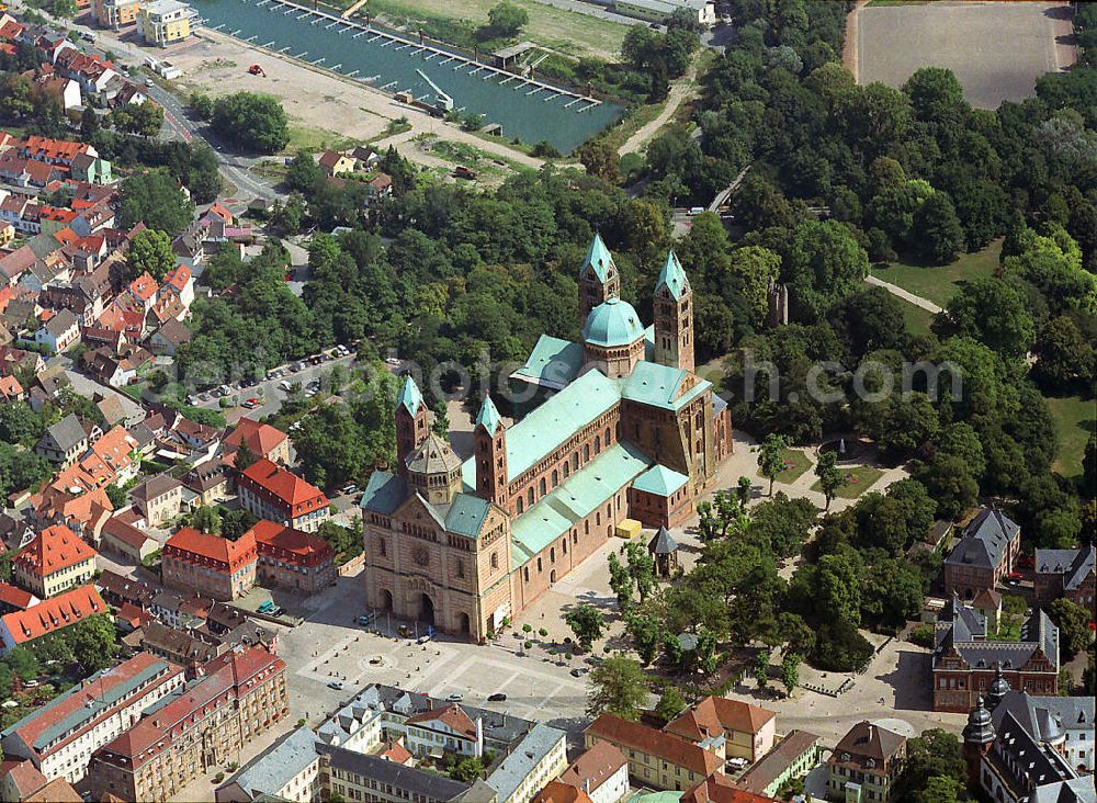 SPEYER from the bird's eye view: Blick auf den Dom zu Speyer. Der Kaiser- und Mariendom zu Speyer ist die größte erhaltene romanische Kirche der Welt. Mitte des 20. Jhd. wurde der Dom reromanisiert und 1996 renoviert. Speyer ist eine historisch und kulturell bedeutende Stadt am Oberrhein. Als römische Gründung ist sie eine der ältesten Städte Deutschlands. Zwischen 1816 und 1945 Sitz der bayrischen Verwaltung der Pfalz, gehört Speyer heute als kreisfreie Stadt zu Rheinland-Pfalz. View of the Cathedral of Speyer. The Emperor and St. Mary's Cathedral of Speyer is the largest remaining Romanesque church in the world. Mid-20th Reromanisiert century was the cathedral and renovated in 1996.