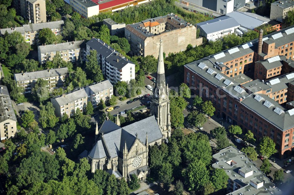 Aerial photograph Berlin - Blick auf die katholische Kirche St. Sebastian in Berlin- Gesundbrunnen (zu Mitte). Die zwischen 1890 und 1893 erbaute Kirche, ist im neugotischen Stil gehalten. Die Kirchengemeinde St. Sebastian ist die zweitälteste katholische Kirchengemeinde in Berlin, seit der Reformation. View of the Catholic Church of St. Sebastian in Berlin's , Gesundbrunnen. The church, built 1890-1893, is held in the neo-Gothic style. The Church of St. Sebastian is the second oldest Catholic church in Berlin, since the Reformation.