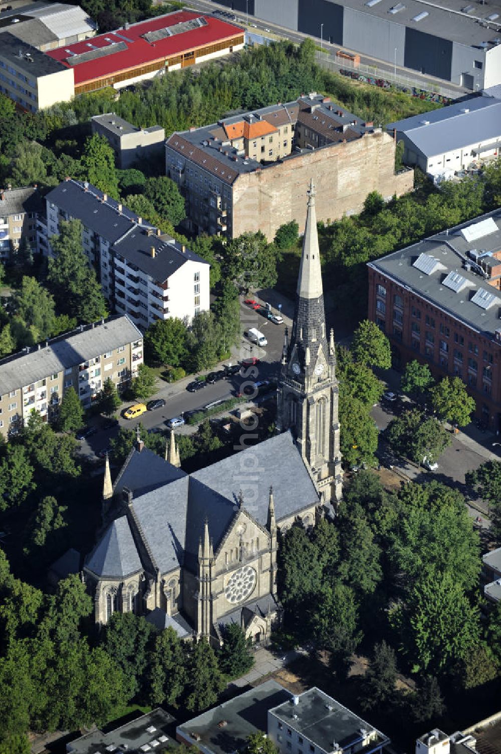 Berlin from above - Blick auf die katholische Kirche St. Sebastian in Berlin- Gesundbrunnen (zu Mitte). Die zwischen 1890 und 1893 erbaute Kirche, ist im neugotischen Stil gehalten. Die Kirchengemeinde St. Sebastian ist die zweitälteste katholische Kirchengemeinde in Berlin, seit der Reformation. View of the Catholic Church of St. Sebastian in Berlin's , Gesundbrunnen. The church, built 1890-1893, is held in the neo-Gothic style. The Church of St. Sebastian is the second oldest Catholic church in Berlin, since the Reformation.