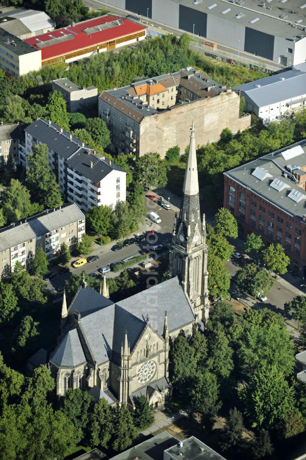 Berlin from the bird's eye view: Blick auf die katholische Kirche St. Sebastian in Berlin- Gesundbrunnen (zu Mitte). Die zwischen 1890 und 1893 erbaute Kirche, ist im neugotischen Stil gehalten. Die Kirchengemeinde St. Sebastian ist die zweitälteste katholische Kirchengemeinde in Berlin, seit der Reformation. View of the Catholic Church of St. Sebastian in Berlin's , Gesundbrunnen. The church, built 1890-1893, is held in the neo-Gothic style. The Church of St. Sebastian is the second oldest Catholic church in Berlin, since the Reformation.