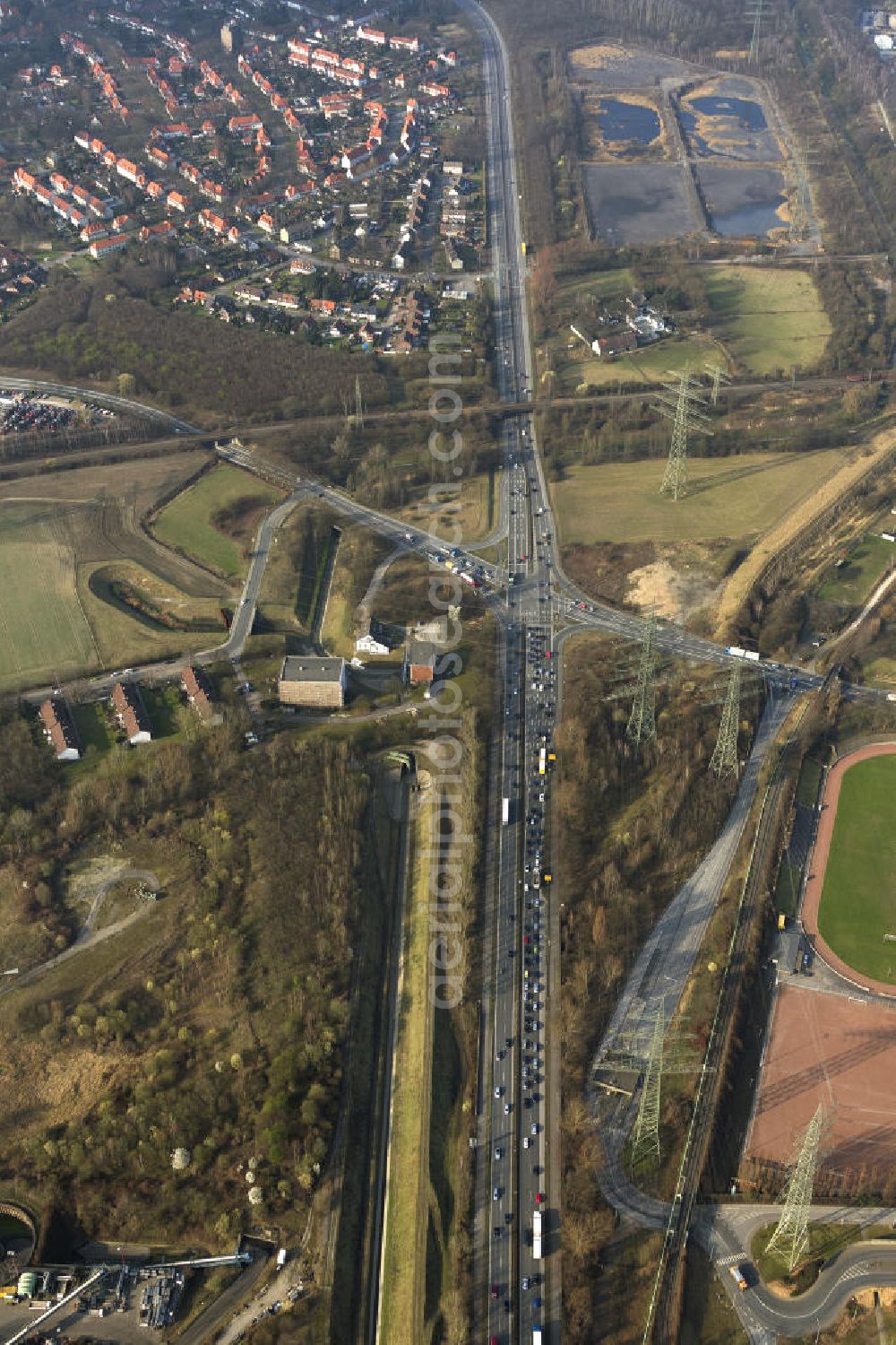 BOCHUM OT Stahlhausen from the bird's eye view: Bochum - Stahlhausen 22/03/2012 BOCHUM OT Stahlhausen 22/03/2012 View of the six-lane extension of the A40 between junctions Gelsenkirchen and Bochum-Stahlhausen. As part of the expansion sites created several new bridges