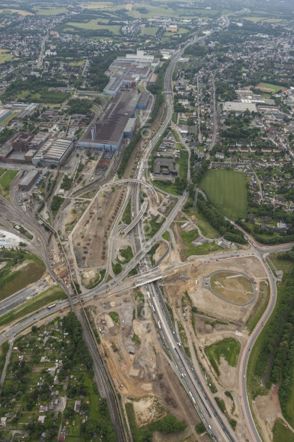 Bochum OT Stahlhausen from above - Bochum - Stahlhausen 22/03/2012 BOCHUM OT Stahlhausen 22/03/2012 View of the six-lane extension of the A40 between junctions Gelsenkirchen and Bochum-Stahlhausen. As part of the expansion sites created several new bridges