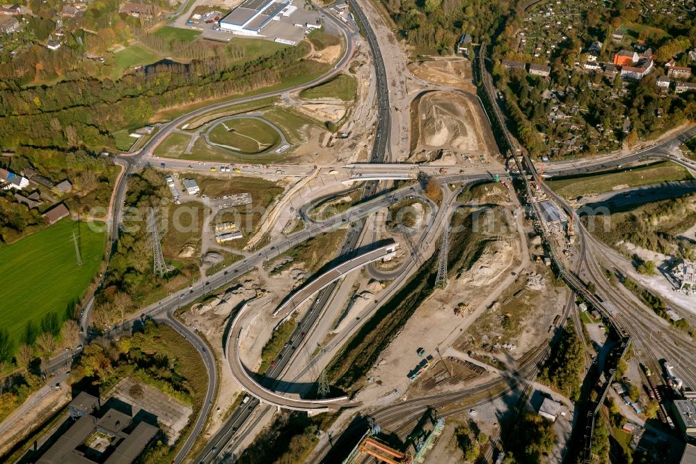 Aerial image Bochum OT Stahlhausen - View of the six-lane extension of the A40 between junctions Gelsenkirchen and Bochum-Stahlhausen. As part of the expansion sites created several new bridges