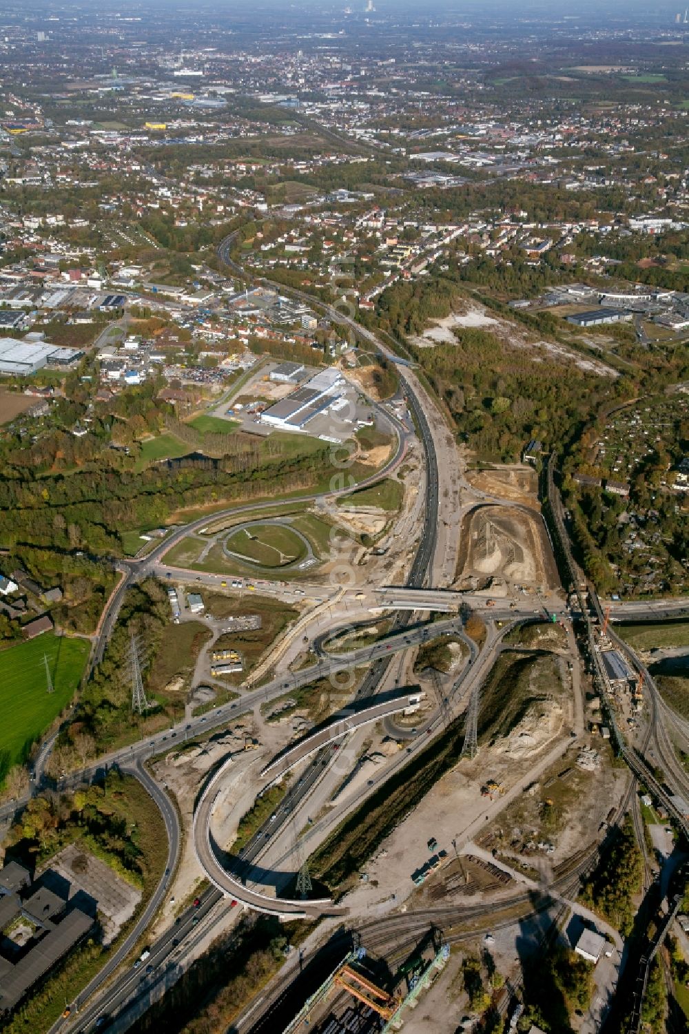 Aerial photograph Bochum OT Stahlhausen - View of the six-lane extension of the A40 between junctions Gelsenkirchen and Bochum-Stahlhausen. As part of the expansion sites created several new bridges