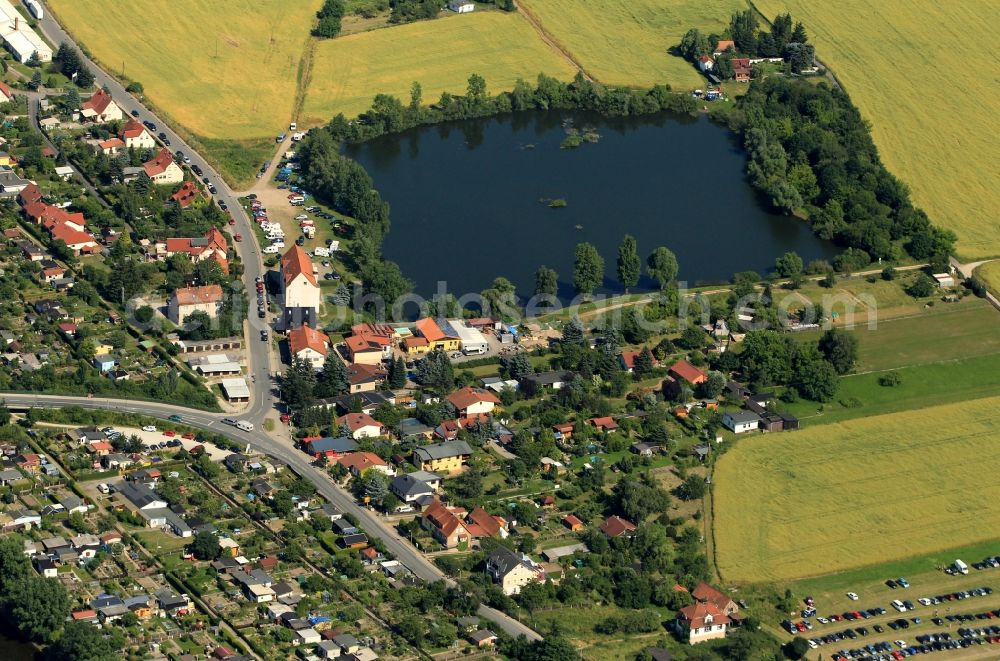 Aerial image Rudolstadt - At the Catharinauer Street in Rudolstadt in Thuringia is surrounded by fields and a detached housing estate a lake