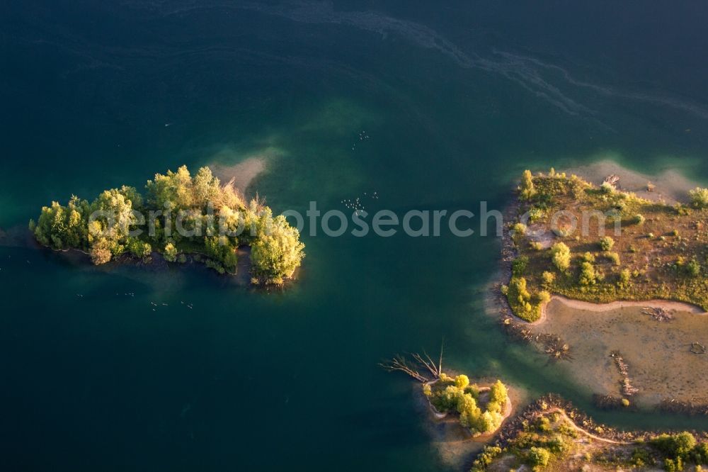 Linkenheim-Hochstetten from above - Lake Island on the Baggersee Streitkoepfle in Linkenheim-Hochstetten in the state Baden-Wuerttemberg