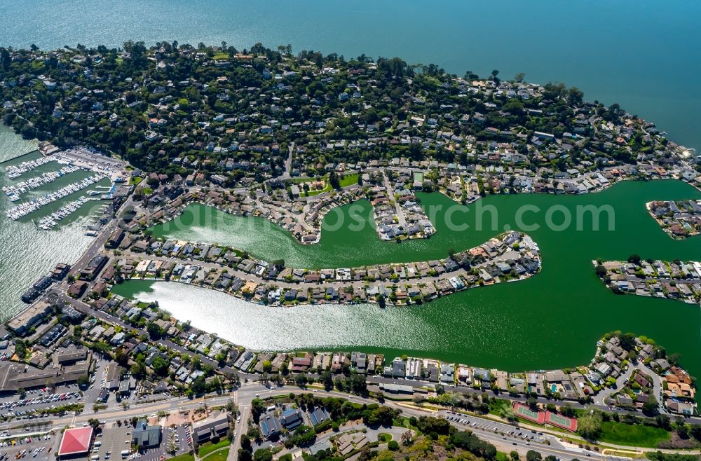 Belvedere Tiburon from the bird's eye view: Lake Island on the Belvedere Lagoon aloung Peninsula Rd in Belvedere Tiburon in California, USA