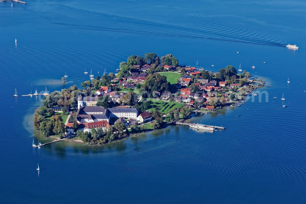 Chiemsee from the bird's eye view: Lake Island der Frauerninsel with dem Kloster of Abtei Frauenwoerth on street Frauenchiemsee in Chiemsee in the state Bavaria, Germany