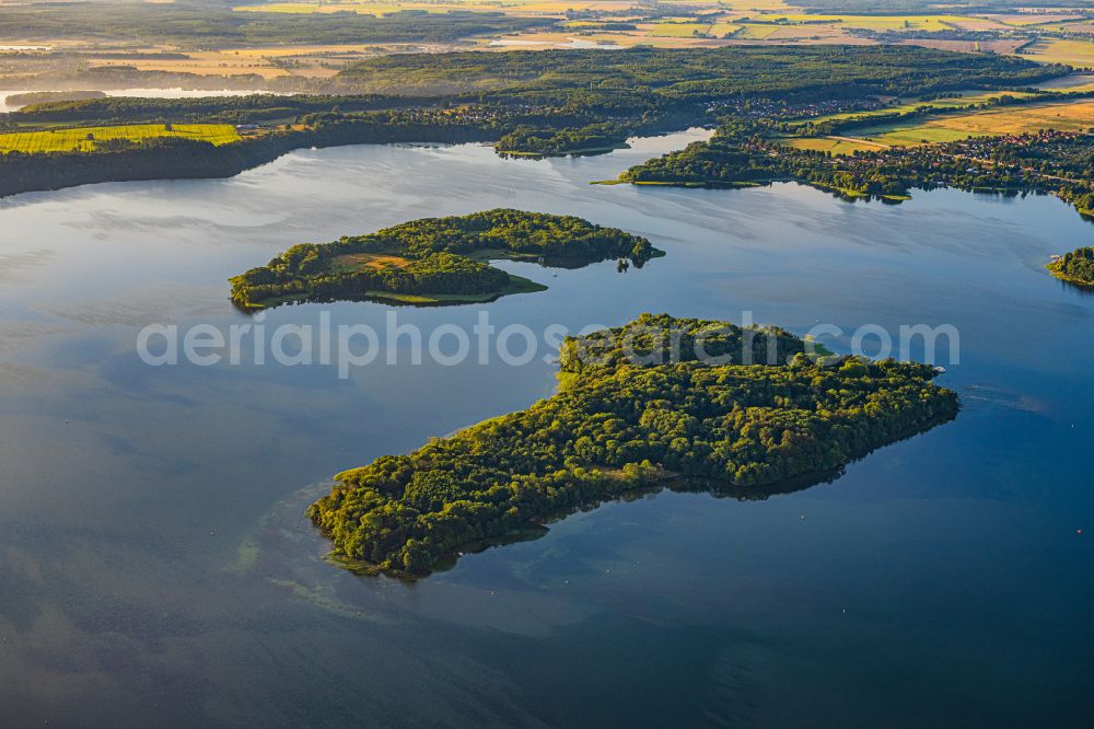 Aerial image Schwerin - Riparian areas of the lake island Kaninchenwerder and Ziegelwerder in Schweriner See in Schwerin in the state Mecklenburg - Western Pomerania, Germany