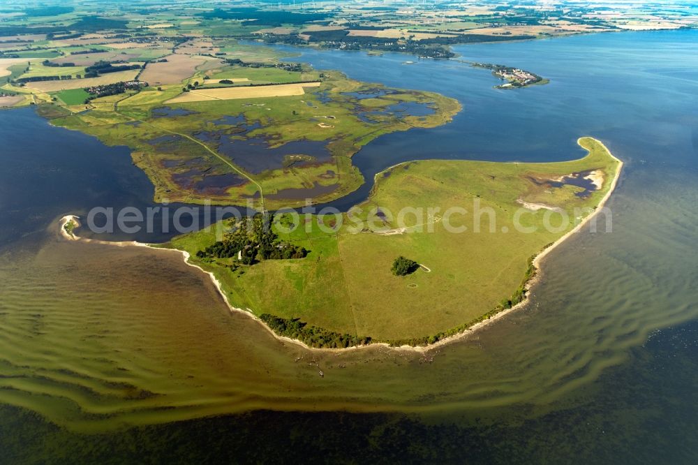 Aerial photograph Greifswald - Lake Island Koos and Naturschutzgebiet in Greifswalder Bodden in Greifswald in the state Mecklenburg - Western Pomerania, Germany