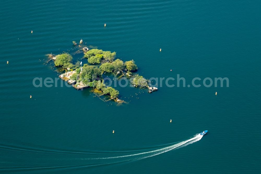 Aerial photograph Neubrandenburg - Lake island Truemmerinsel with trees and a motoboat on the Tollensesee in Neubrandenburg in the state Mecklenburg - Western Pomerania