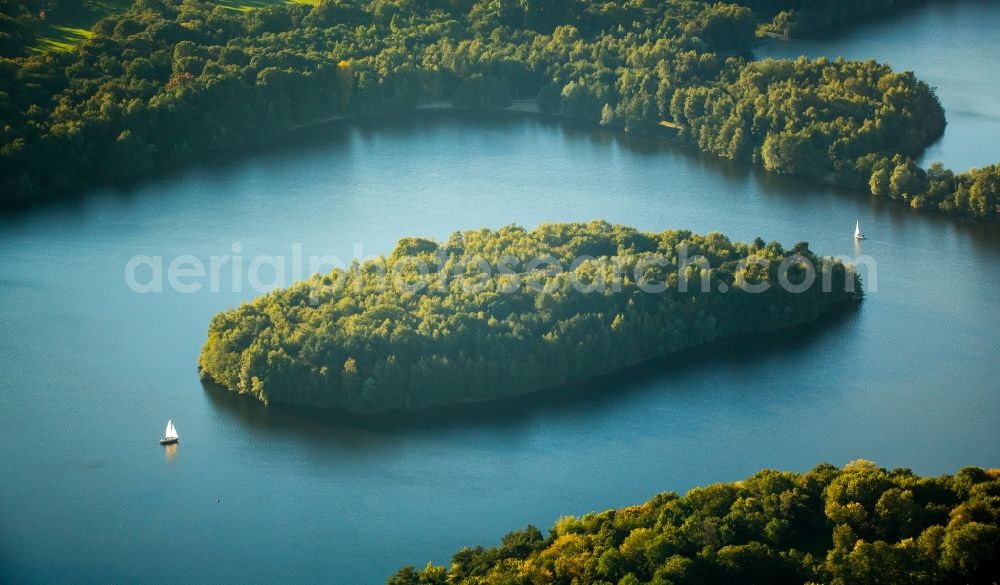 Aerial photograph Mülheim an der Ruhr - Sea Island on the Wildfoerstersee in Muelheim an der Ruhr in the state North Rhine-Westphalia