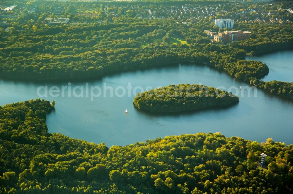 Mülheim an der Ruhr from above - Sea Island on the Wildfoerstersee in Muelheim an der Ruhr in the state North Rhine-Westphalia