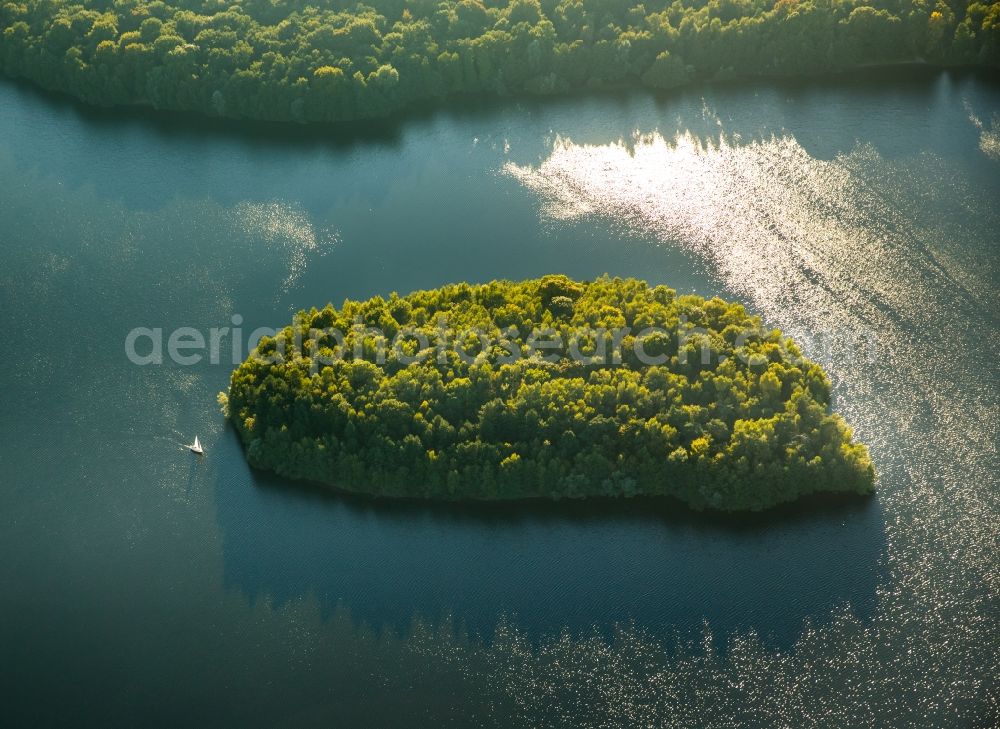 Aerial photograph Mülheim an der Ruhr - Sea Island on the Wildfoerstersee in Muelheim an der Ruhr in the state North Rhine-Westphalia