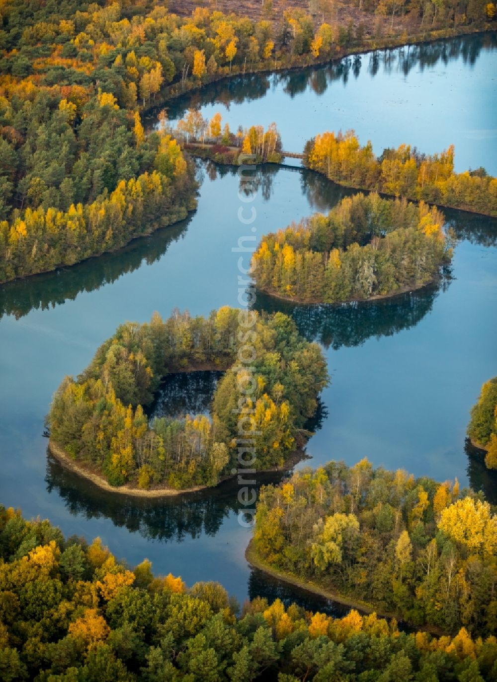 Aerial image Bottrop - Lake Islands on the Heidesee in Bottrop in the state North Rhine-Westphalia, Germany