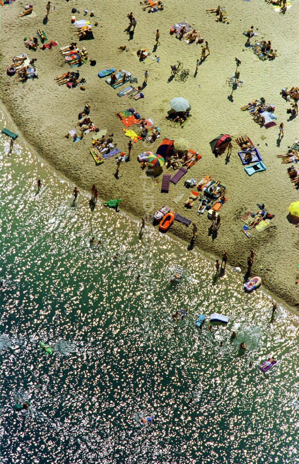 Haltern am See from the bird's eye view: Blick auf das Seebad in Haltern am See. Die öffentliche Badeanstalt wurde 1930 am Haltener Stausee eröffnet und besitzt einen etwa einen Kilometer langen Natursandstrand. View of the beach resort in Haltern am See. The public public baths was opened in 1930 at the Haltener reservoir lake and has an about one kilometer long natural sand beach.