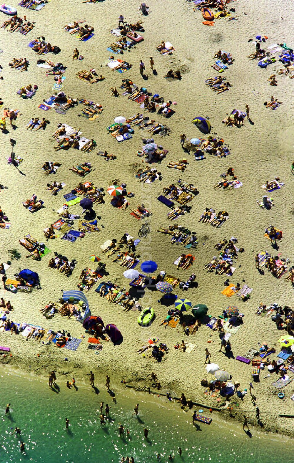 Aerial image Haltern am See - Blick auf das Seebad in Haltern am See. Die öffentliche Badeanstalt wurde 1930 am Haltener Stausee eröffnet und besitzt einen etwa einen Kilometer langen Natursandstrand. View of the beach resort in Haltern am See. The public public baths was opened in 1930 at the Haltener reservoir lake and has an about one kilometer long natural sand beach.