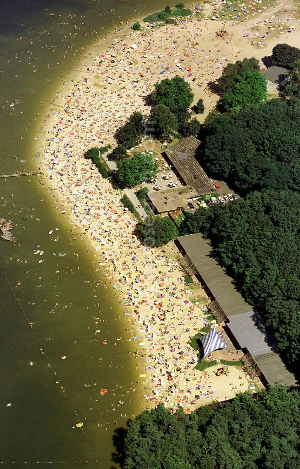 Aerial photograph Haltern am See - Blick auf das Seebad in Haltern am See. Die öffentliche Badeanstalt wurde 1930 am Haltener Stausee eröffnet und besitzt einen etwa einen Kilometer langen Natursandstrand. View of the beach resort in Haltern am See. The public public baths was opened in 1930 at the Haltener reservoir lake and has an about one kilometer long natural sand beach.