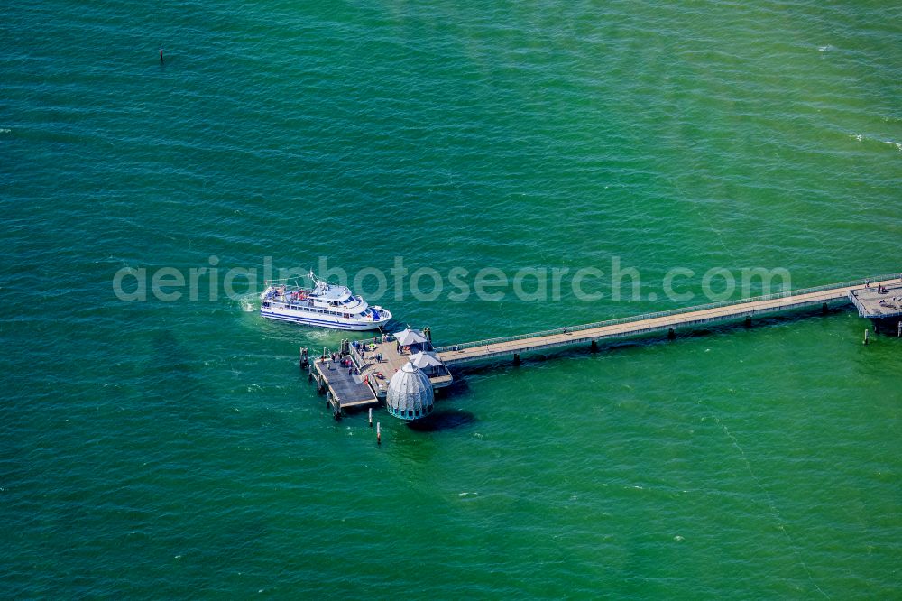 Grömitz from above - Pier with excursion boat on the sea coast of the Baltic Sea in Groemitz in the state of Schleswig-Holstein