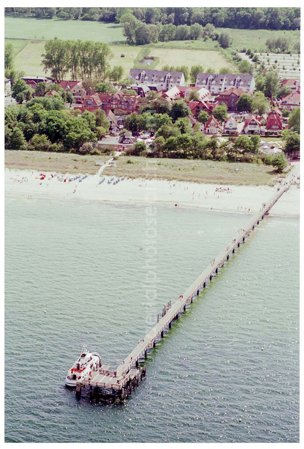 Boltenhagen / MV from above - Blick auf die Seebrücke mit dem Strandbereich in Boltenhagen / Mecklenburg Vorpommern.