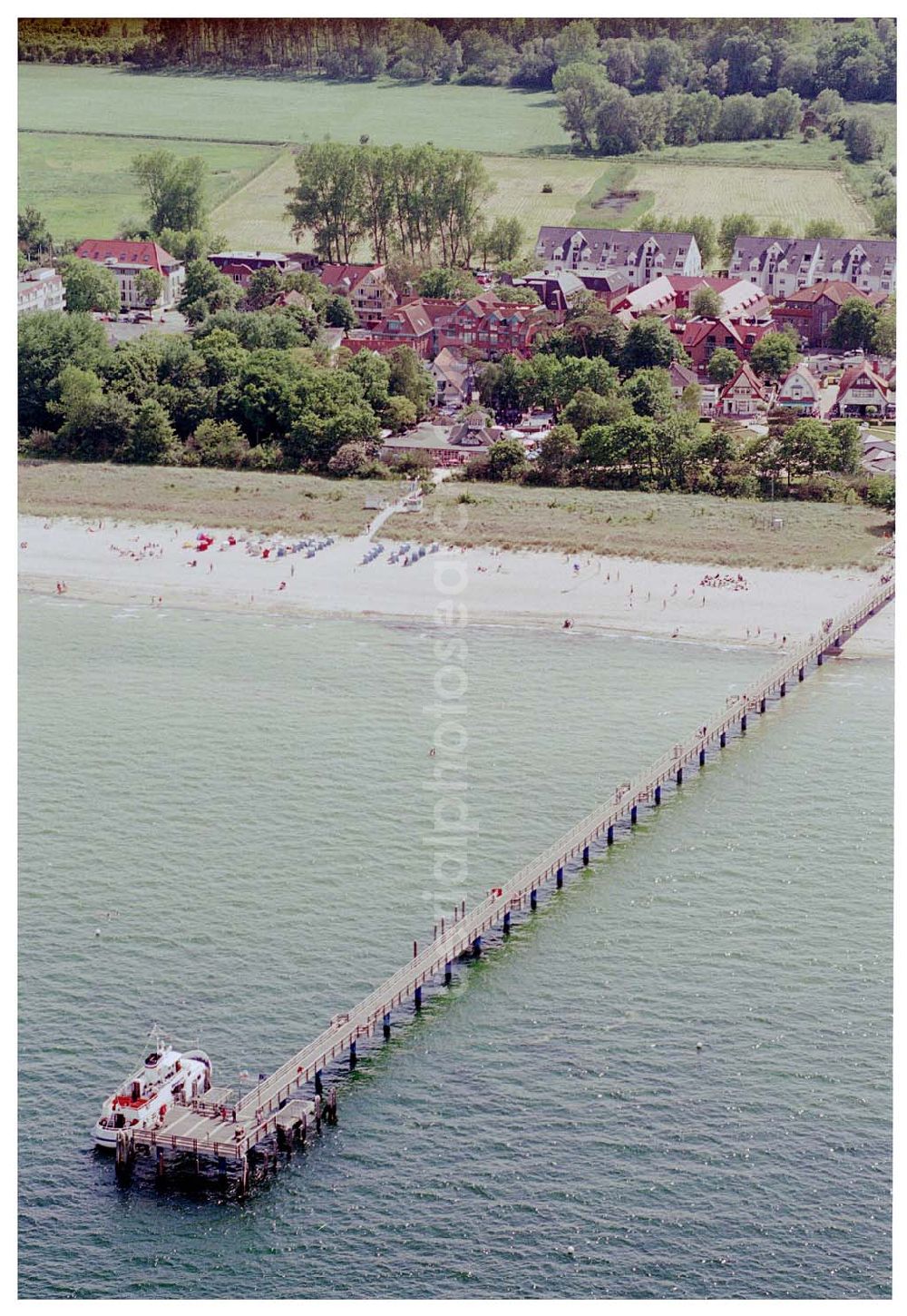 Boltenhagen / MV from the bird's eye view: Blick auf die Seebrücke mit dem Strandbereich in Boltenhagen / Mecklenburg Vorpommern.