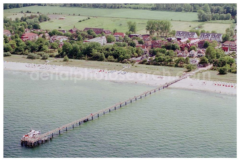 Aerial image Boltenhagen / MV - Blick auf die Seebrücke mit dem Strandbereich in Boltenhagen / Mecklenburg Vorpommern.