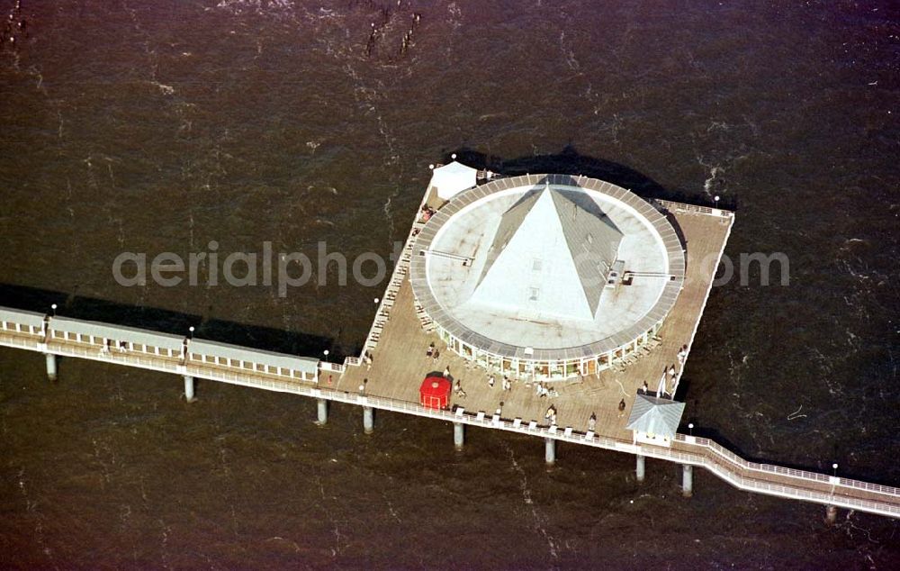 Heringsdorf/ Usedom from the bird's eye view: Seebrücke in Heringsdorf.