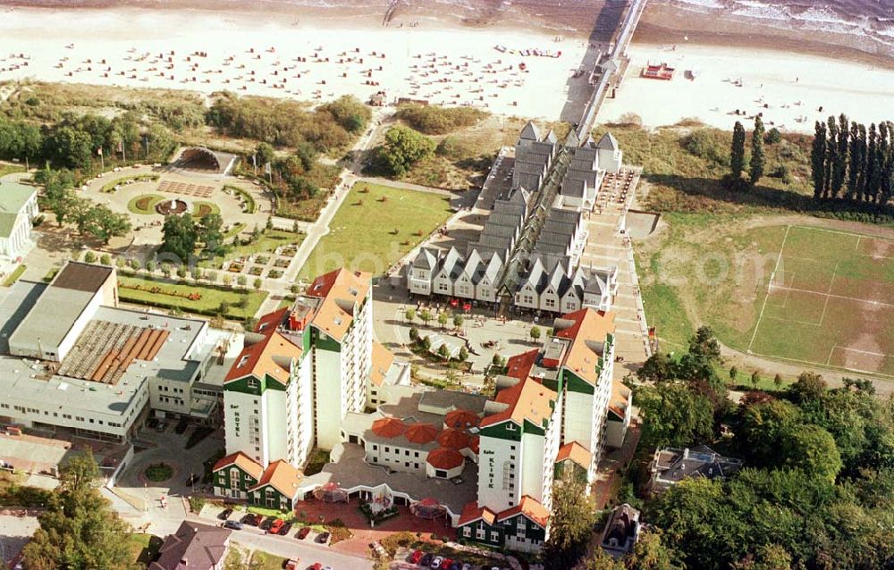 Heringsdorf/ Usedom from the bird's eye view: Seebrücke mit neuer Rehaklinik in Heringsdorf.