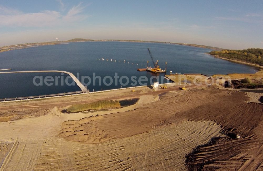 Mücheln from the bird's eye view: Piers construction site - construction on the banks of reclamation by a brown coal - resulting pit lake in the mining landscape at Geisel Muecheln in Saxony-Anhalt