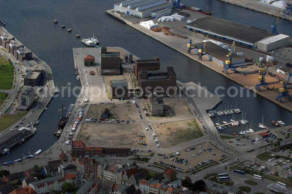 Aerial photograph Wismar - Blick auf den Seehafen. Der Hafen wurde bereits 1211 urkundlich erwähnt und hat Bedeutung vor allem für Massengüter und massenhafte Stückgüter. Hauptgutarten sind Rund- und Schnittholz, Stahl und Schrott, Torf, Baustoffe und über die Ende der 1990er Jahre komplett neu gebaute Massengutanlage Kali und Salz. Im Jahr 2008 wurde der Hafen von 1.300 Seeschiffen angelaufen, mit denen ein Umschlag von 3,46 Millionen Tonnen erfolgte. Kontakt Seehafen Wismar GmbH: Tel. +49(0)3841 4520, Email: info@hafen-wismar.de