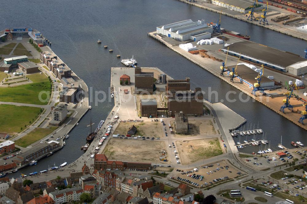 Wismar from above - Blick auf den Seehafen. Der Hafen wurde bereits 1211 urkundlich erwähnt und hat Bedeutung vor allem für Massengüter und massenhafte Stückgüter. Hauptgutarten sind Rund- und Schnittholz, Stahl und Schrott, Torf, Baustoffe und über die Ende der 1990er Jahre komplett neu gebaute Massengutanlage Kali und Salz. Im Jahr 2008 wurde der Hafen von 1.300 Seeschiffen angelaufen, mit denen ein Umschlag von 3,46 Millionen Tonnen erfolgte. Kontakt Seehafen Wismar GmbH: Tel. +49(0)3841 4520, Email: info@hafen-wismar.de