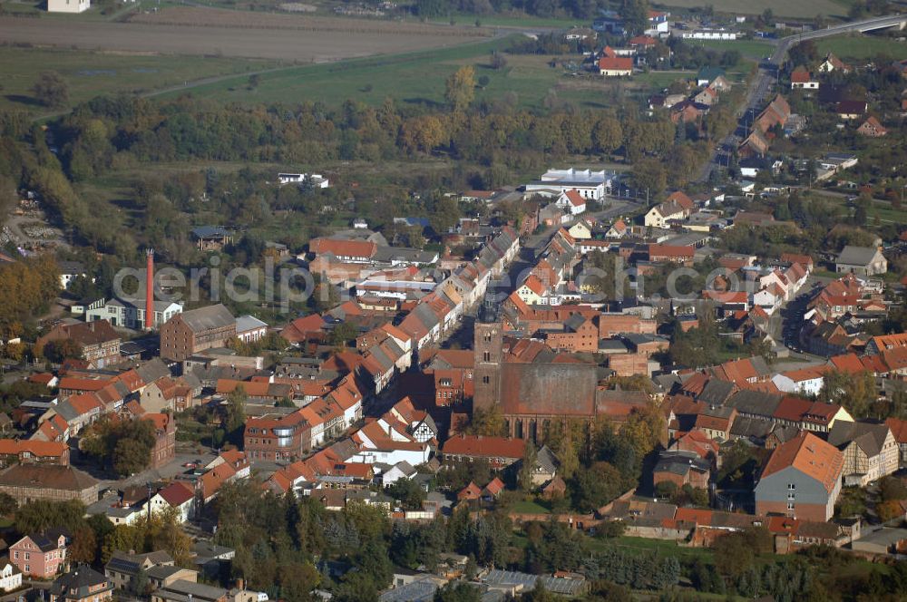 Seehausen from the bird's eye view: Blick über Seehausen mit der evangelischen St. Petri Kirche. Seehausen (Altmark) ist eine ehemalige Hansestadt im Landkreis Stendal (Sachsen-Anhalt) in der Altmark. Die Stadt ist Sitz der gleichnamigen Verwaltungsgemeinschaft. Die Ernennung zur Stadt erfolgte 1151. Seehausen war von 1358 bis 1488 Mitglied der Hanse.