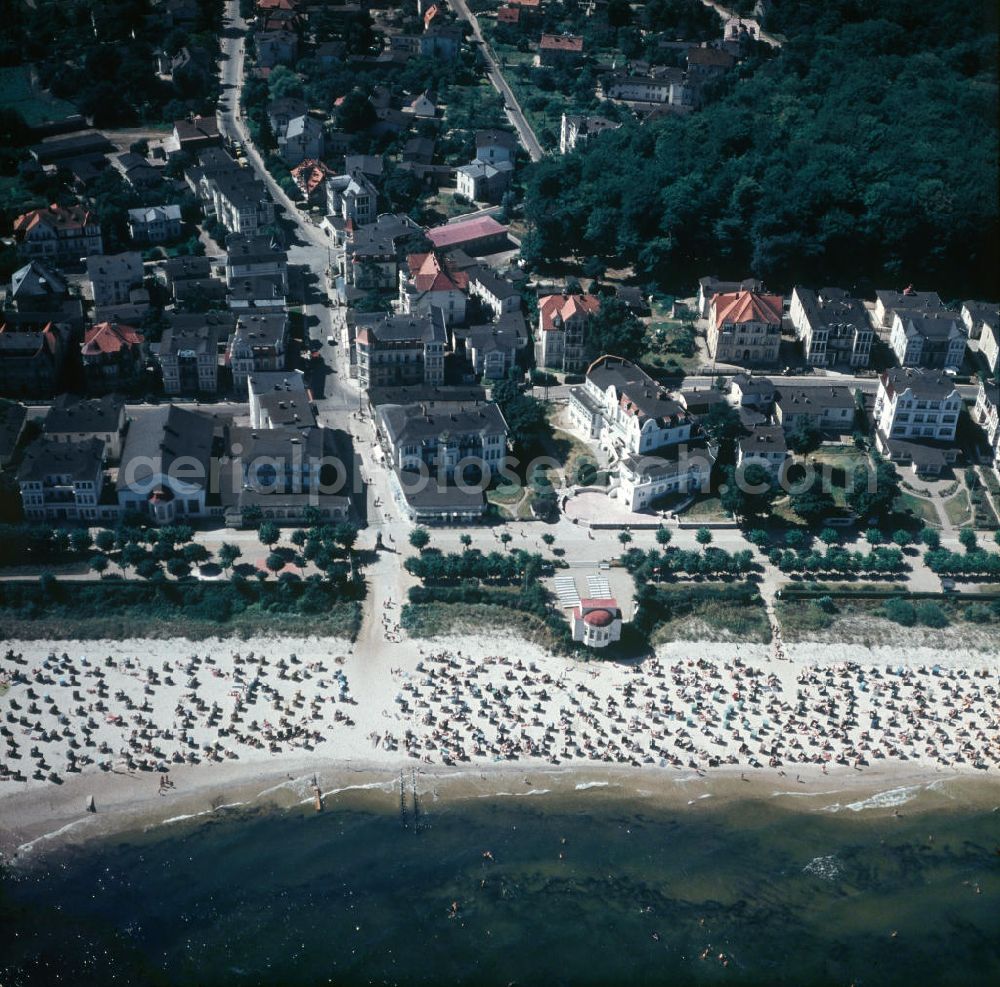 Aerial photograph Bansin - Blick auf das Seeheilbad Bansin auf Usedom. Das 1897 gegründete Seebad gehört gehört zu den drei sogenannten Kaiserbädern der Insel Usedom. View of the Seeheilbad Bansin on Usedom. The seaside resort founded in 1897, is one of the three so-called imperial baths on the island of Usedom.