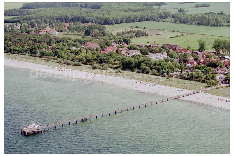 Boltenhagen / MV from above - Blick auf die Seebrücke mit dem Strandbereich in Boltenhagen / Mecklenburg Vorpommern.