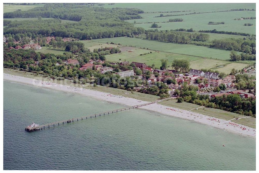 Aerial image Boltenhagen / MV - Blick auf die Seebrücke mit dem Strandbereich in Boltenhagen / Mecklenburg Vorpommern.