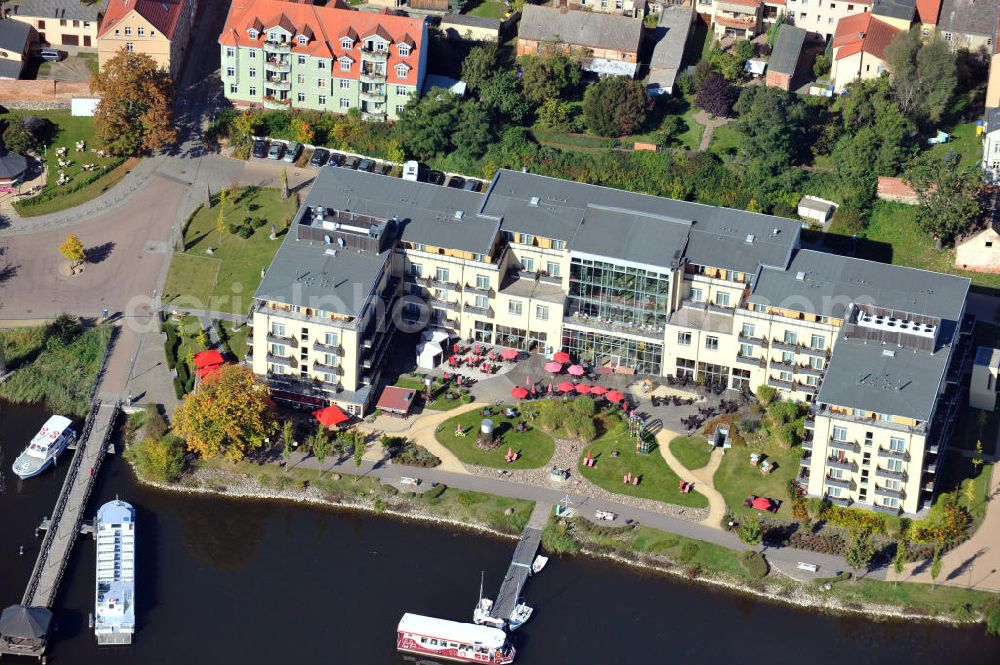 Aerial photograph Neuruppin - Das Seehotel Fontane liegt direkt am Ruppiner See und ist mit einer eigenen Botsanlegestelle ausgestattet. The Seehote Neuruppin is situated close to the lakeside of Ruppiner See. It has an own landing stage.