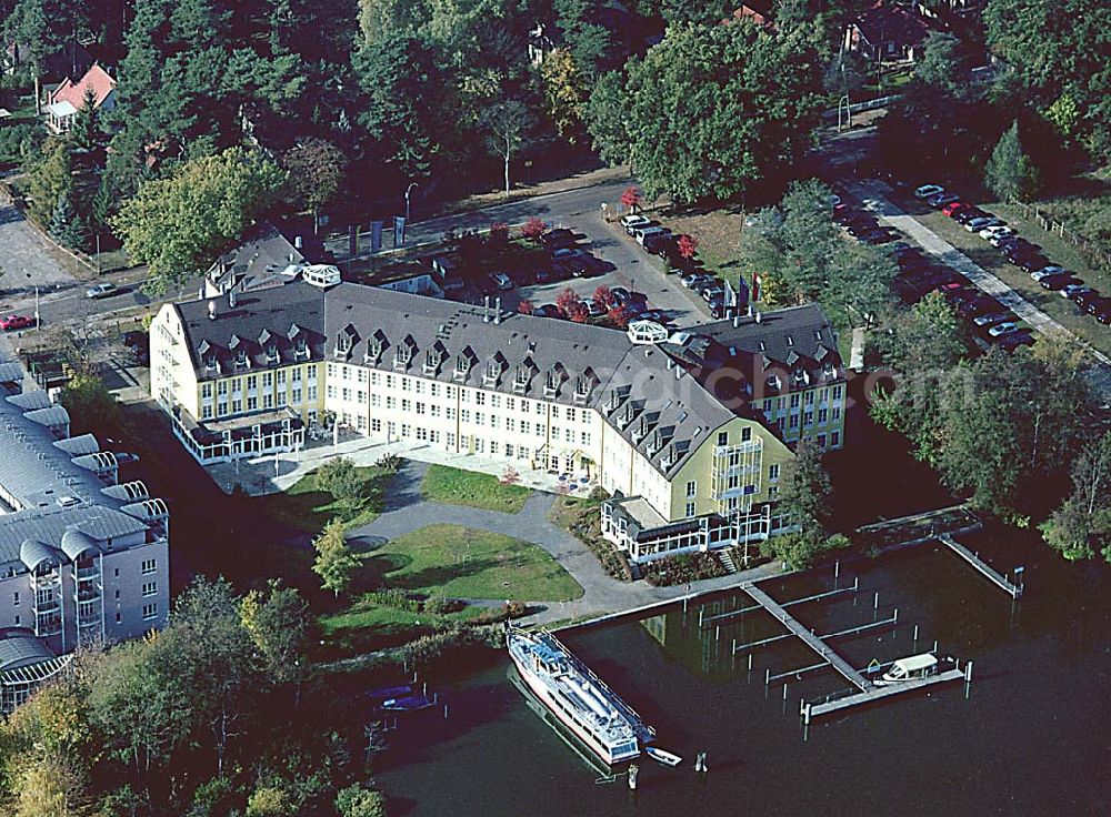 Aerial photograph Zeuthen / Brandenburg - 27.10.2003 Seehotel Zeuthen am Zeuthener See Fontaneallee 27/28 Tel: 033762/890,Fax:-408, Email: info@seehotel-zeuthen.de