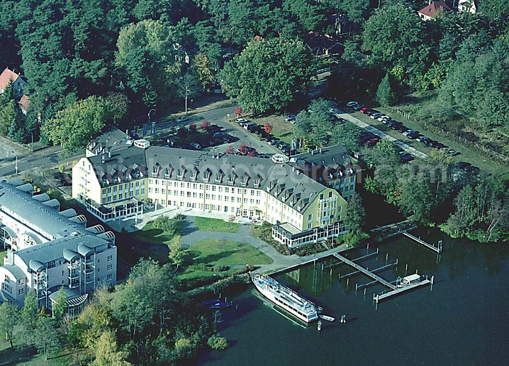 Zeuthen / Brandenburg from above - 27.10.2003 Seehotel Zeuthen am Zeuthener See Fontaneallee 27/28 Tel: 033762/890,Fax:-408, Email: info@seehotel-zeuthen.de