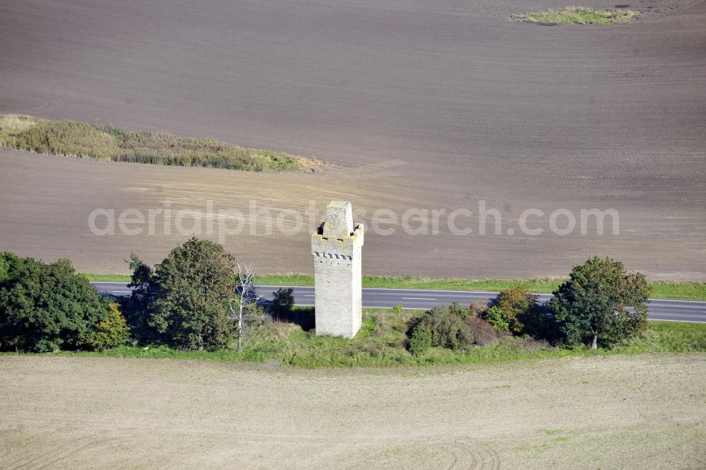 Seehausen from above - Blick auf die Seehäuser Warte, die auch als Schneiderturm bekannt ist. Der Wachturm aus dem 15. Jahrhundert ist an der L246a hinter dem Ortsausgang von Seehausen in Richtung Ovelgünne im Landkreis Börde in Sachsen Anhalt zu finden. View to the Seehäuser Warte, wich is also called Schneiderturm. The guard tower was constructed in the 15. century. It is placed near the L246a between Seehausen and Ovelgünne in the administrative district Börde in Sachsen Anhalt.