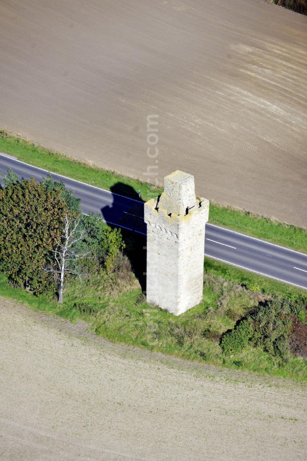 Aerial photograph Seehausen - Blick auf die Seehäuser Warte, die auch als Schneiderturm bekannt ist. Der Wachturm aus dem 15. Jahrhundert ist an der L246a hinter dem Ortsausgang von Seehausen in Richtung Ovelgünne im Landkreis Börde in Sachsen Anhalt zu finden. View to the Seehäuser Warte, wich is also called Schneiderturm. The guard tower was constructed in the 15. century. It is placed near the L246a between Seehausen and Ovelgünne in the administrative district Börde in Sachsen Anhalt.