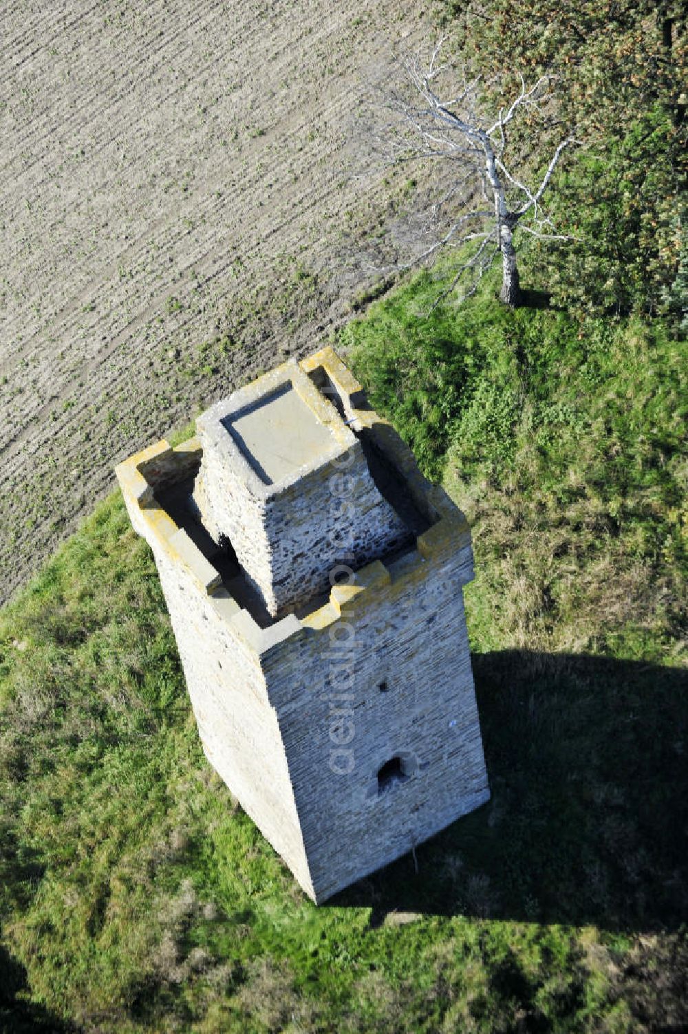 Aerial image Seehausen - Blick auf die Seehäuser Warte, die auch als Schneiderturm bekannt ist. Der Wachturm aus dem 15. Jahrhundert ist an der L246a hinter dem Ortsausgang von Seehausen in Richtung Ovelgünne im Landkreis Börde in Sachsen Anhalt zu finden. View to the Seehäuser Warte, wich is also called Schneiderturm. The guard tower was constructed in the 15. century. It is placed near the L246a between Seehausen and Ovelgünne in the administrative district Börde in Sachsen Anhalt.