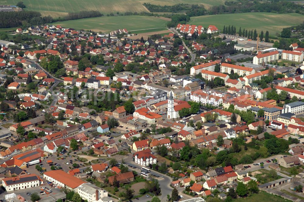 Seelow from above - Blick auf die Kreisstadt des Landkreises Märkisch-Oderland. Seelow liegt am Westrand des Oderbruchs, an der Bundesstraße 1 und ist etwa 70 km von Berlin und 20 km von der polnischen Grenze entfernt. Mit auf dem Bild ist die restaurierte und 1997 / 1998 durch den Wiederaufbau ihres Turmes komplettierte klassizistische Stadtkirche, erbaut 1830 bis 1832, ein Werk des Architekten Karl Friedrich Schinkel.