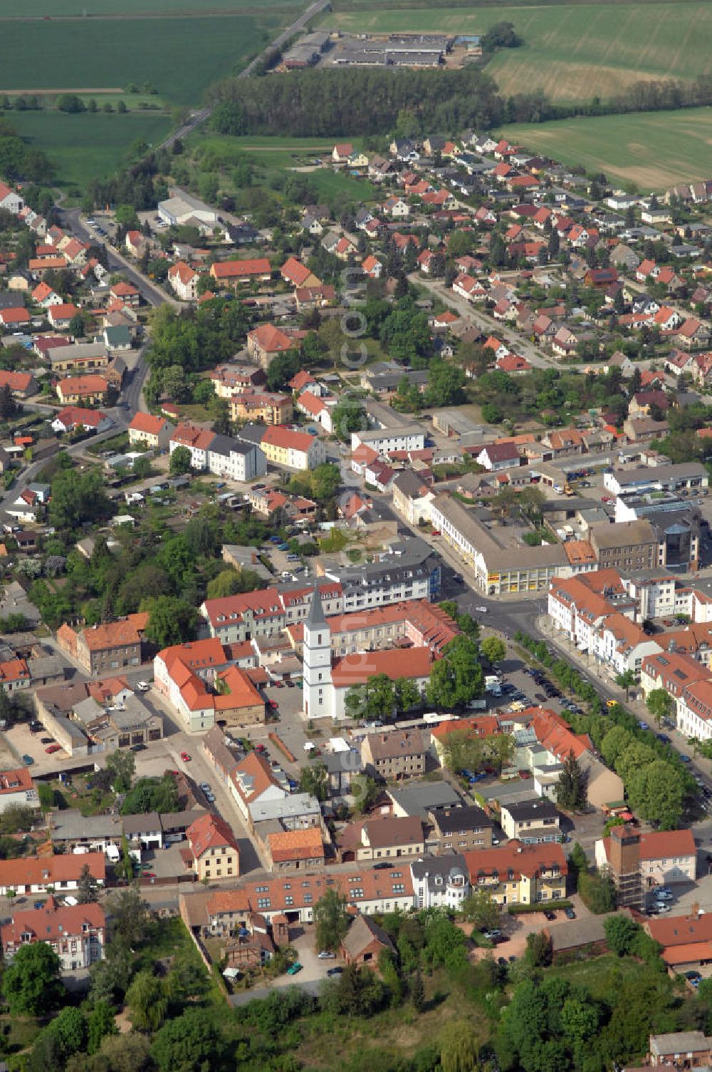 Seelow from the bird's eye view: Blick auf die Kreisstadt des Landkreises Märkisch-Oderland. Seelow liegt am Westrand des Oderbruchs, an der Bundesstraße 1 und ist etwa 70 km von Berlin und 20 km von der polnischen Grenze entfernt. Mit auf dem Bild ist die restaurierte und 1997 / 1998 durch den Wiederaufbau ihres Turmes komplettierte klassizistische Stadtkirche, erbaut 1830 bis 1832, ein Werk des Architekten Karl Friedrich Schinkel.