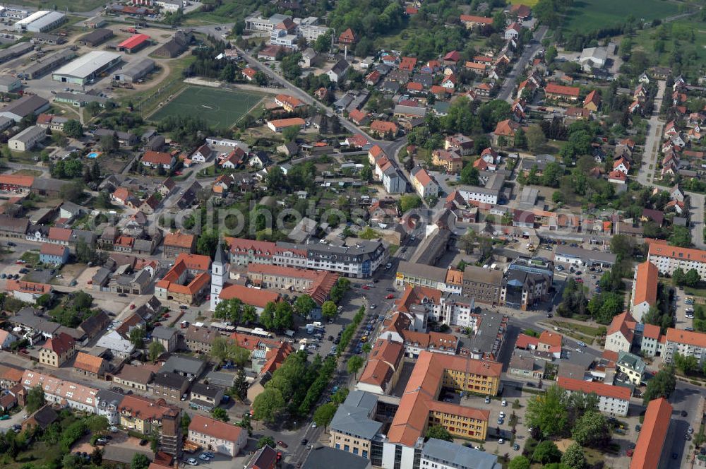 Aerial image Seelow - Blick auf die Kreisstadt des Landkreises Märkisch-Oderland. Seelow liegt am Westrand des Oderbruchs, an der Bundesstraße 1 und ist etwa 70 km von Berlin und 20 km von der polnischen Grenze entfernt. Mit auf dem Bild ist die restaurierte und 1997 / 1998 durch den Wiederaufbau ihres Turmes komplettierte klassizistische Stadtkirche, erbaut 1830 bis 1832, ein Werk des Architekten Karl Friedrich Schinkel.