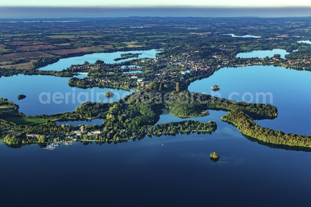 Plön from the bird's eye view: Waterfront landscape on the lake Ploener Sees in Ploen in the Holsteinische Schweiz in the state Schleswig-Holstein, Germany