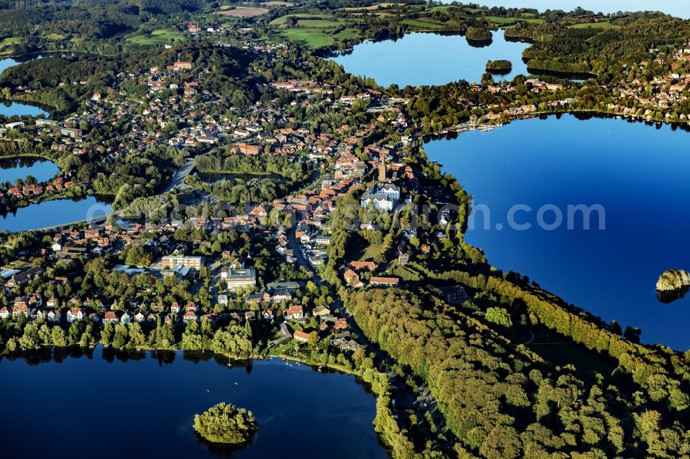 Plön from the bird's eye view: Waterfront landscape on the lake Ploener Sees in Ploen in the Holsteinische Schweiz in the state Schleswig-Holstein, Germany