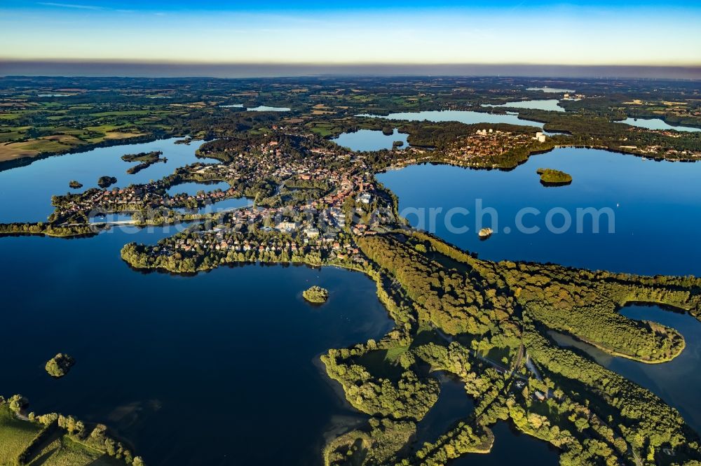 Aerial image Plön - Waterfront landscape on the lake Ploener Sees in Ploen in the Holsteinische Schweiz in the state Schleswig-Holstein, Germany