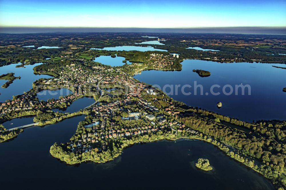 Plön from the bird's eye view: Waterfront landscape on the lake Ploener Sees in Ploen in the Holsteinische Schweiz in the state Schleswig-Holstein, Germany