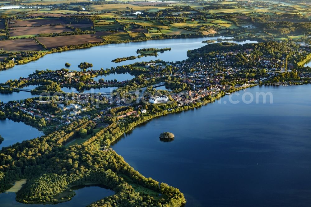 Aerial image Plön - Waterfront landscape on the lake Ploener Sees in Ploen in the Holsteinische Schweiz in the state Schleswig-Holstein, Germany